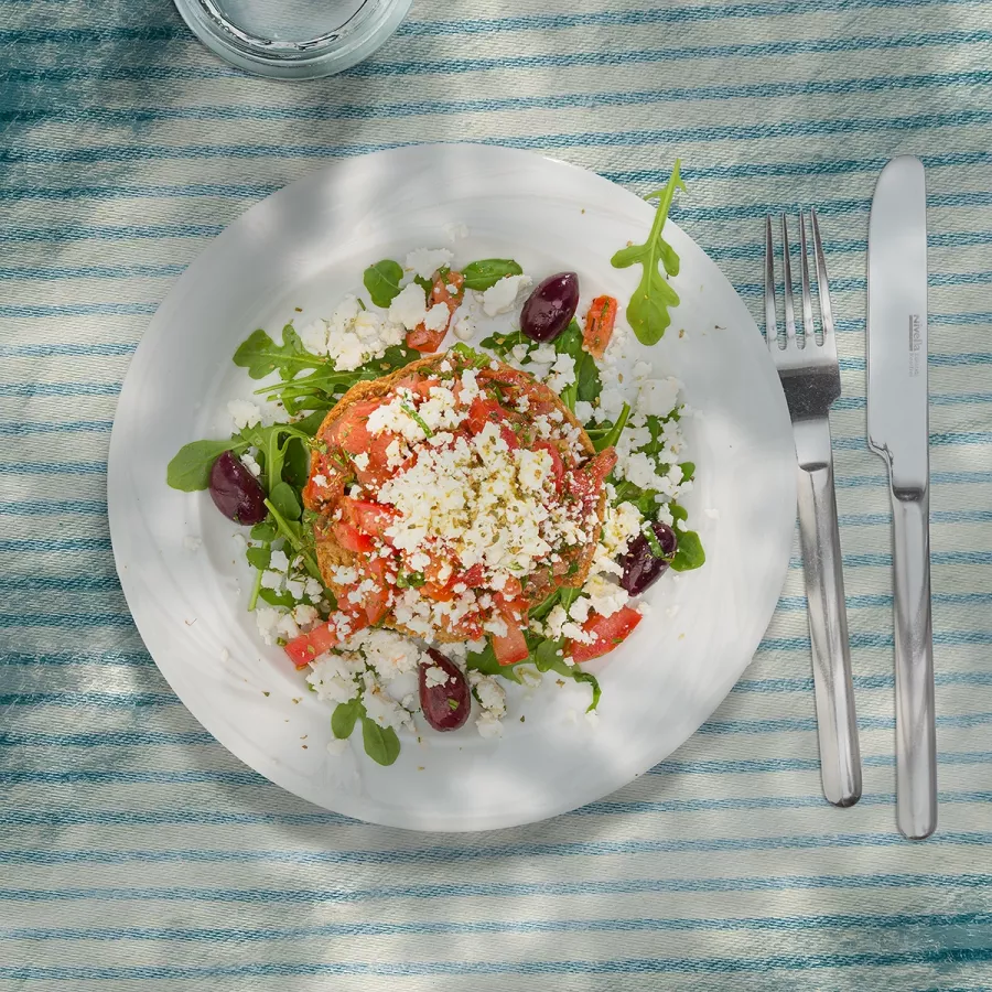 Tomatensalat auf griechischem Gerstenzwieback mit Feta und Oliven